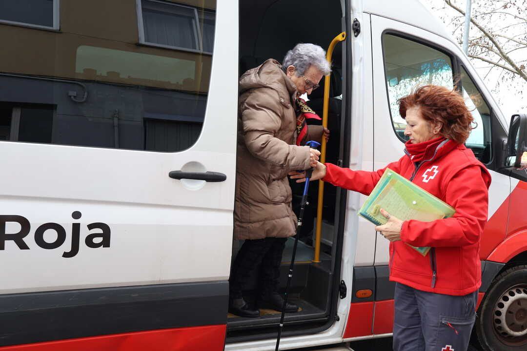 Cruz Roja lleva su oficina móvil a la plaza de Sagasta para sumar voluntarios en Zamora